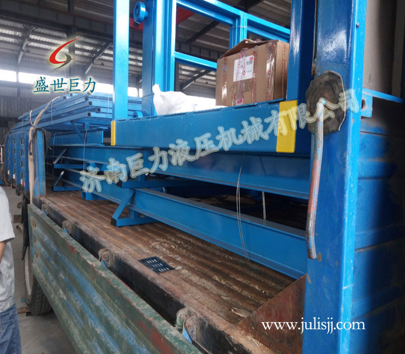 导轨式液压升降平台